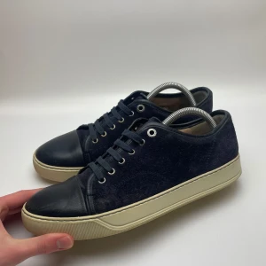 Lanvin skor  - Hej! Säljer nu dessa svin feta lanvin skor! Skorna är i toppskick skick! Har ett begränsat antal boxar, dust bag och extra skosnören. Hör av dig vid frågor eller liknande 