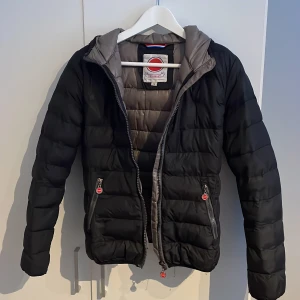 Colmar jacka - Säljer denna fina colmar jackan då den inte passar mig, finns lite tecken på användning men den är inte trasig på något sätt/hål. Storlek s men passar även xs