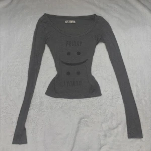 Grå långärmad topp från Hollister  - Säljer en supergulliga  grå långärmad topp från Hollister i storlek XS. Perfekt för en avslappnad stil. Toppen har en rund halsringning och är figurnära. Mycket bra skick nästan aldrig använd. 