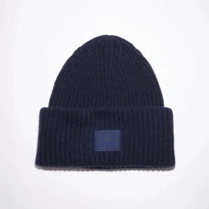 Blå acne mössa - Acne mössa. Köptes i acnes butik i NK förra året. Bra skick, inga noppror. Skriv för intresse, möts i Sthlm 