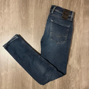 replay anbass w29 L32 - Replay jeans i hyfsat skick, sitter bra på mig och är 182 cm lång. Vid köp så skickar jag det snabbt. 