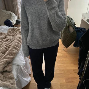 Grå stickad tröja från Zara - Säljer en mysig grå stickad tröja från Zara. Tröjan har en klassisk rund hals och långa ärmar. Köparen står för frakten🥰