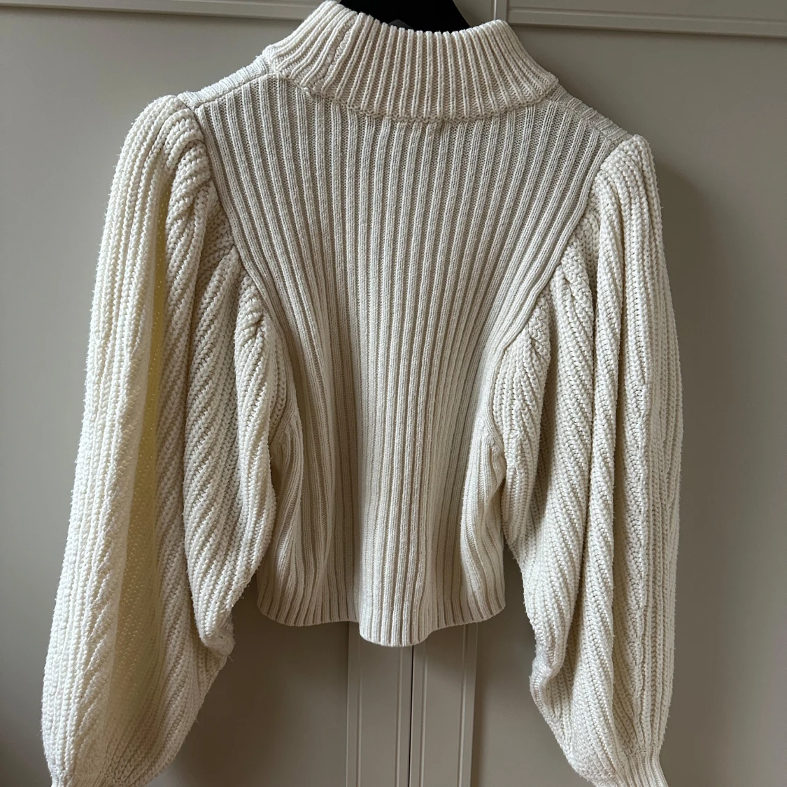 Vit ribbad stickad tröja - 1