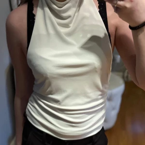 Pull&bear topp - Jätte snygg topp från pull&bear i storlek S, säljer för att den kommer aldrig till användning längre💕 jätte bra skick då den bara används två eller tre gånger💕 skriv för mer info