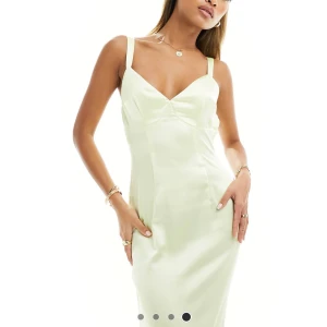 Balklänning  - Superfin ljusgul balklänning från Kaiia (Asos)🌼Helt ny med prislapp kvar!!🫶🏼(Helt slutsåld på hemsidan)