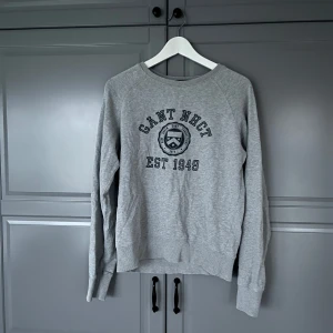 Grå sweatshirt från Gant - Säljer en asfet grå tröja från Grant i skick: 9/10 som nytt. Storlek S. Färg: grå. Pris går att diskuteras hör av er vid minsta fråga/fundering//Calle