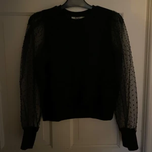 Svart tröja med prickiga ärmar - Snygg svart tröja med unika prickiga ärmar. Kommer inte till användning längre 💞