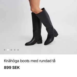 Svarta knähöga boots från NA-KD - Snygga svarta knähöga boots från NA-KD med rundad tå. Perfekta för en stilren look. Tillverkade i syntetmaterial med en robust sula för extra komfort.