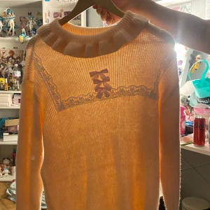 cutecore topp - finns täcken på användning men den är i bra skick! ljuset får den att se ut som en annan färg men den är ljusrosa. skönt material och super söt