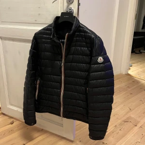 Moncler jacka  - Säljer en riktigt snygg Moncler Daniel jacka i fint skick! Inga defekter! Storlek 4 liten i storleken så passar M/S. Pris 2599