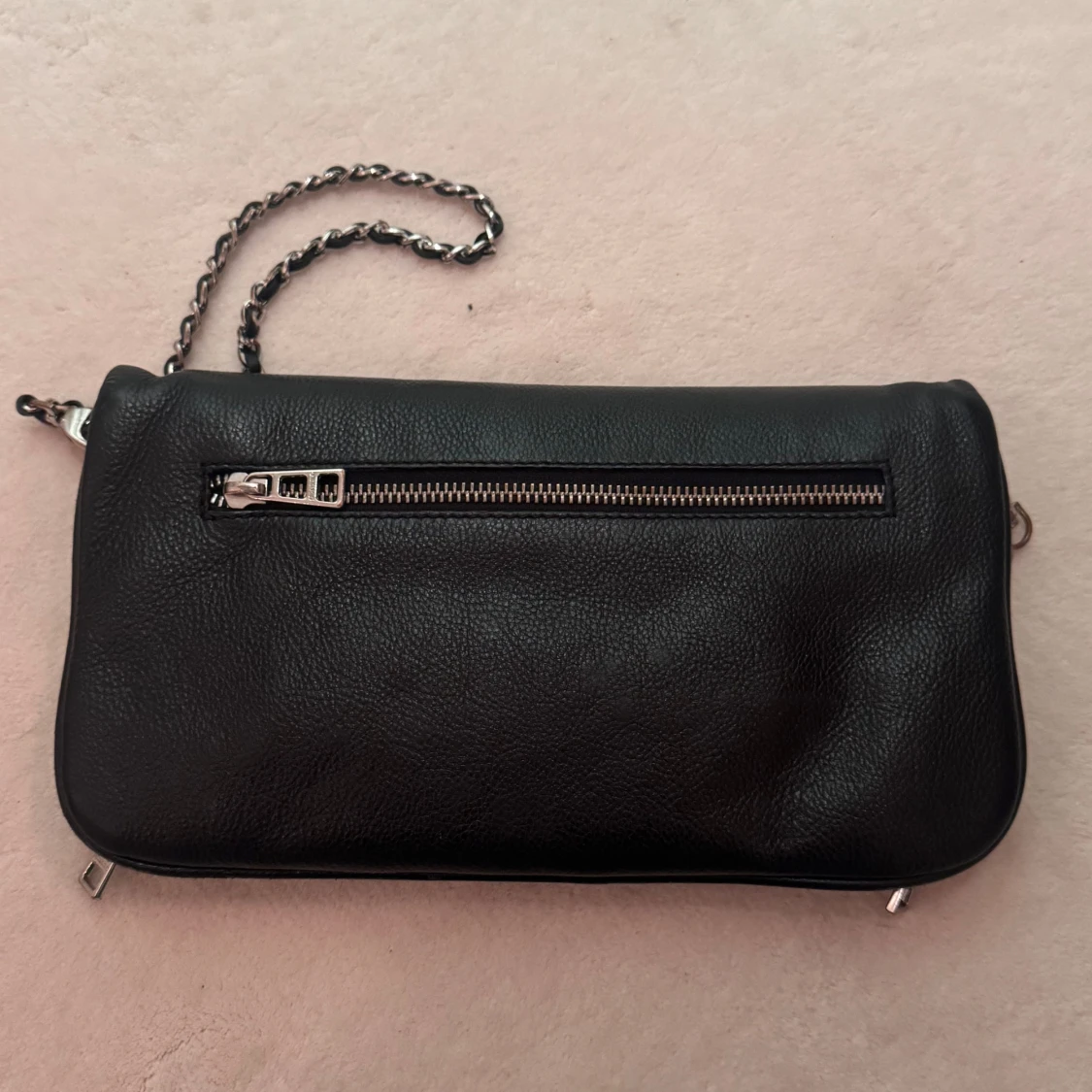 Svart axelväska med kedja och vingdetalj
