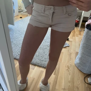 Rosa shorts från HM - Snygga Rosa shorts lågmidjade från H&M med knappar och fickor fram. Perfekta för varma dagar och ger en avslappnad look. De är korta och har en bekväm passform. 