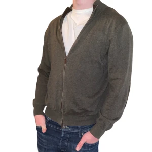 Mörkgrön kofta med dragkedja - Snygg mörkgrön/brun kofta ifrån Massimo Dutti med dragkedja framtill. Perfekt för lager-på-lager och har långa ärmar med ribbade muddar. Enkel och stilren design som passar till många tillfällen.