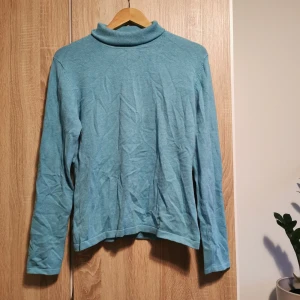 (L) Blå / Turkos polotröja från B.Young - Blå/turkos polotröja från B Young i storlek L (dam). Färgen syns tydligast på sista bilden 💙. 