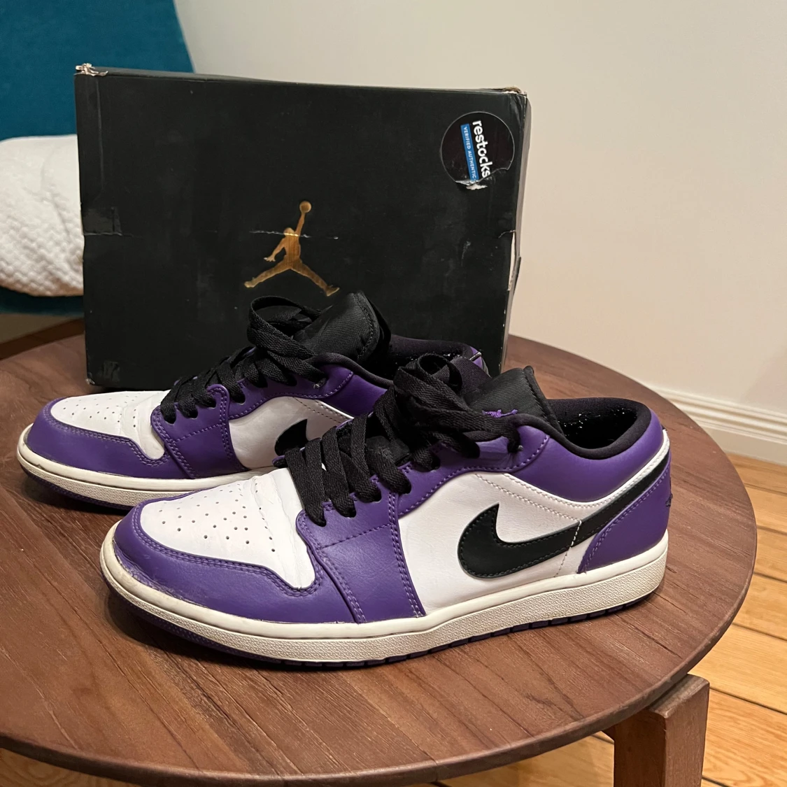 Nike Air Jordans i lila och vit