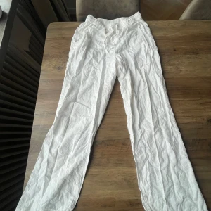 Vita linnebyxor från Madlady - Säljer ett par vita linnebyxor från Madlady i storlek XS-Short. Byxorna har en elastisk midja för extra komfort och en avslappnad passform.