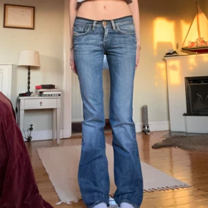 Blå bootcut jeans från Diesel - Snygga blå bootcut jeans från Diesel med  slitna detaljer. De är lågmidjade och sparsamt använda!  W24 L32, sitter superbra på mig som är 168cm. 