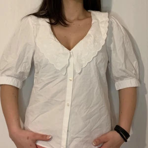 Vit Blouse  - Perfekt blouse för sommaren, helt ny.