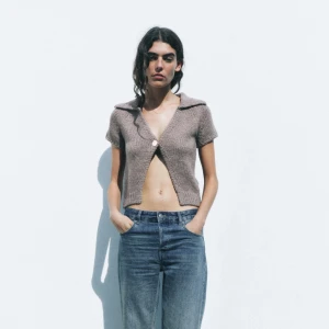 stickad kofta zara - grå/beige stickad kofta från zara i storlek M. inget att anmärka på gällande skicket då den endast varit använd en gång