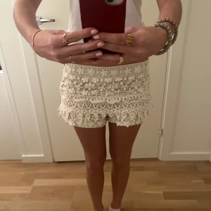 Vita spets shorts - Säljer ett par benvita shorts med spets, som är super fina till sommaren. Från zara i stolek xs. Är knappt använda. 