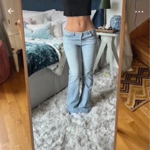 Ljusblå bootcut jeans - Snygga ljusblå bootcut jeans med låg midja. Midjemått 35 cm + innebandslängd 78 cm 🥰