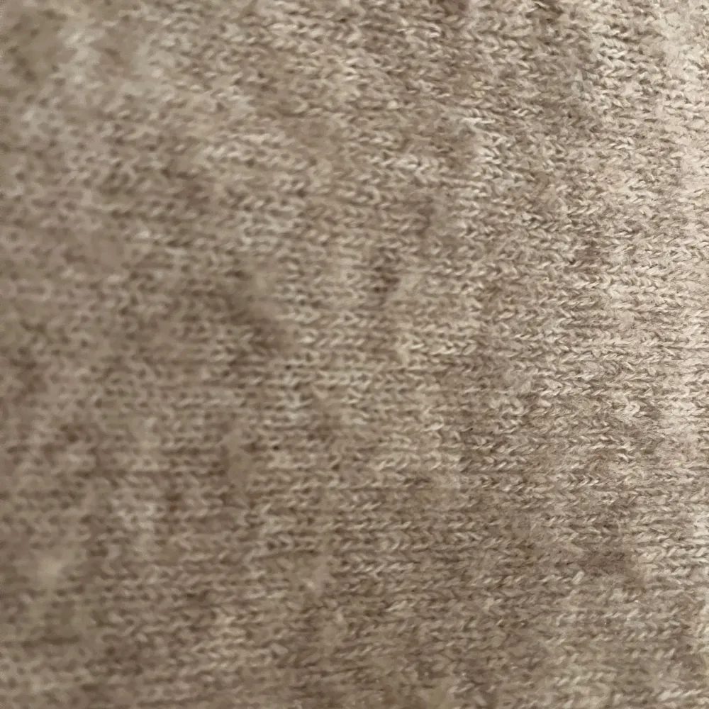 Säljer en mysig beige stickad tröja med långa ärmar. Perfekt för kyligare dagar och enkel att matcha med olika outfits. Tröjan har en avslappnad passform och är superbekväm att bära.. Neuletakit & Villapaidat.