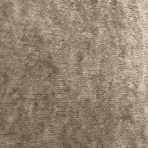 Beige stickad tröja - Säljer en mysig beige stickad tröja med långa ärmar. Perfekt för kyligare dagar och enkel att matcha med olika outfits. Tröjan har en avslappnad passform och är superbekväm att bära.