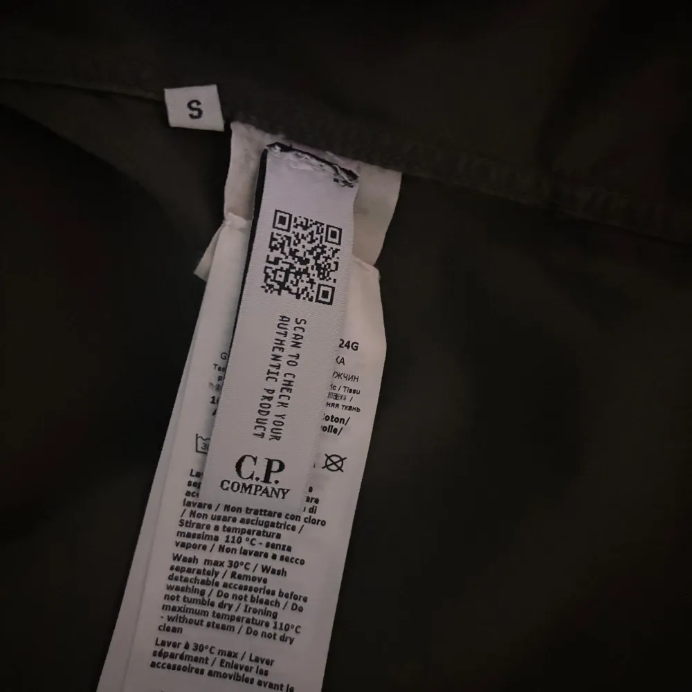 Säljer en stilren grön jacka från C.P. Company. Jackan har en dragkedja framtill och en cool detalj på ärmen. Perfekt för dig som gillar en minimalistisk look. Passar bra till både vardag och mer avslappnade tillfällen. Strl S. Takit.