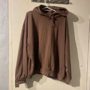 Brun hoodie från 157 - Säljer en brun hoodie från 157 i storlek XL. Den har en klassisk design med huva och dragsko samt långa ärmar. Perfekt för en avslappnad stil.