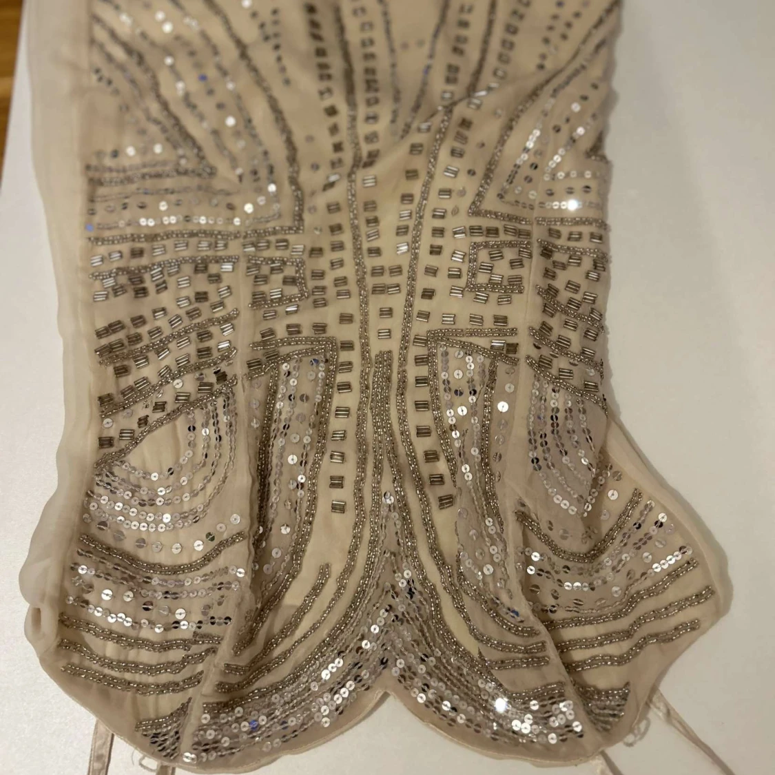 Beige klänning med paljetter