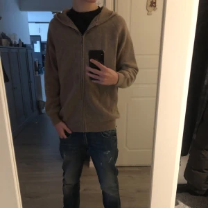 Kashmir tröja  - Säljer en stilren beige hoodie med dragkedja. Tröjan har en luva och långa ärmar, perfekt för en avslappnad look. Tröjan är i storlek S. Vid frågor eller funderingar är det bara att skriva😁