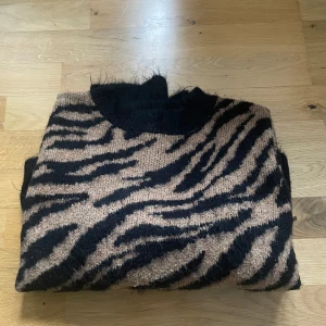 Zebramönstrad tröja  - Säljer en snygg zebramönstrad tröja i beige och svart. Jättesnygg och super skön! Hör av dig för fler bilder. 