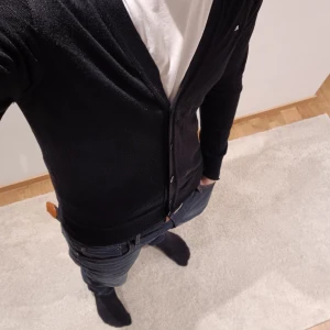 J.Lindeberg kofta - Vi säljer nu denna J.Lindeberg merinoull koftan i storlek M men den passar bäst på dig med S och XS. Tröjan är I fint skick (OBS BILD 4) Bara att skriva vid funderingar ,priset är pgq defekter:)