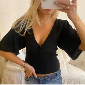 Svart ribbad topp  - Svart topp tight nertill och lösare upp till. Är v-ringd. Går även vända om man vill ha öppen rygg istället. Har lite glitter i sig❤️( lånade bilder)