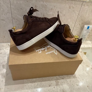 Christian Louboutin  - Tja säljer mina loubs i storlek 41 men sitter som 42. Det som fås med är dustbags,box och extra sko snören skicket på dessa är 9/10. Nypris på dessa ligger runt 7500 kr. Priset ej hugget i sten 