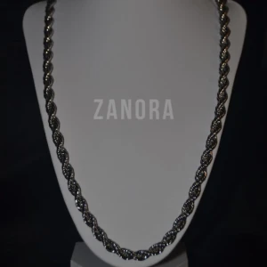 ZANORA | 7MM 60CM | CORDELL SILVER-TONED STAINLESS STEEL NECKLACE |  - ZANORA Cordell Silver-Toned Stainless Steel Necklace, 7 mm brett och 60 cm långt, erbjuder en stilren design i hållbart rostfritt stål. Den silvertonade ytan ger ett elegant och tidlöst uttryck som passar både vardag och fest. ZANORA, grundat 2024, skapar smycken som kombinerar funktion och stil. Har du några frågor? Tveka inte att kontakta oss! Följ oss på sociala medier: Instagram: @Zanora.Store TikTok: @Zanora.store