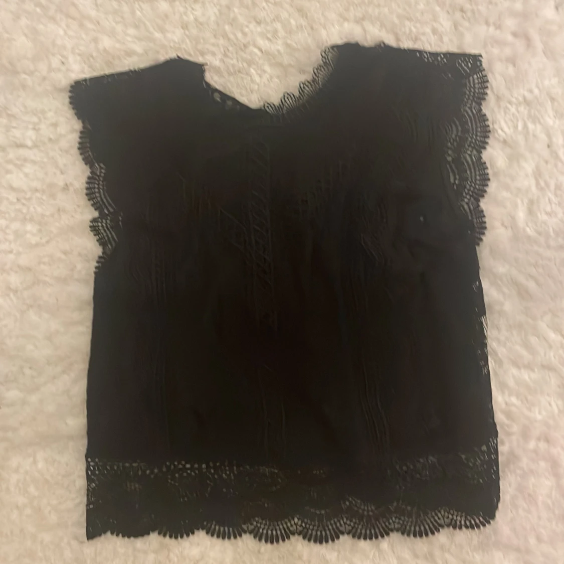 Svart spetsblus från ONLY