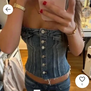 Trendig zara topp  - Säljer min superfina zara topp💓 den är lite insydd men inget som syns!! Postar snabbt 