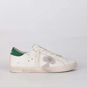 The gallerist skor - Säljer mina helt nya The gallerist skor då de tyvärr inte passade mig i storleken😌Aldrig använda, endast testade en gång! Skokartong medföljer såklart! Nypris 2250kr Skriv om du önskar fler bilder eller har funderingar🥰