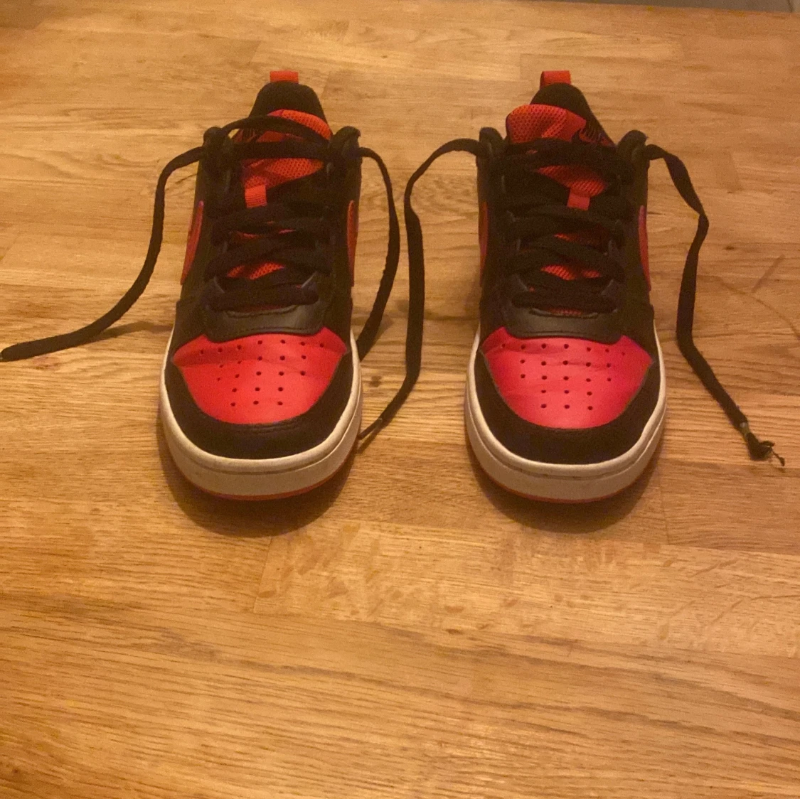 Nike sneakers i rött och svart