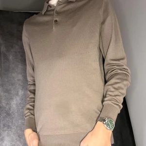 Massimo dutti stickad tröja - Mycket fint skick, size m fits m, person på bild 180 63 kg. 100% merinoull