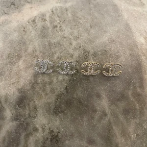 Örhängen  - Helt nya örhängen pris per styck 2 för 225