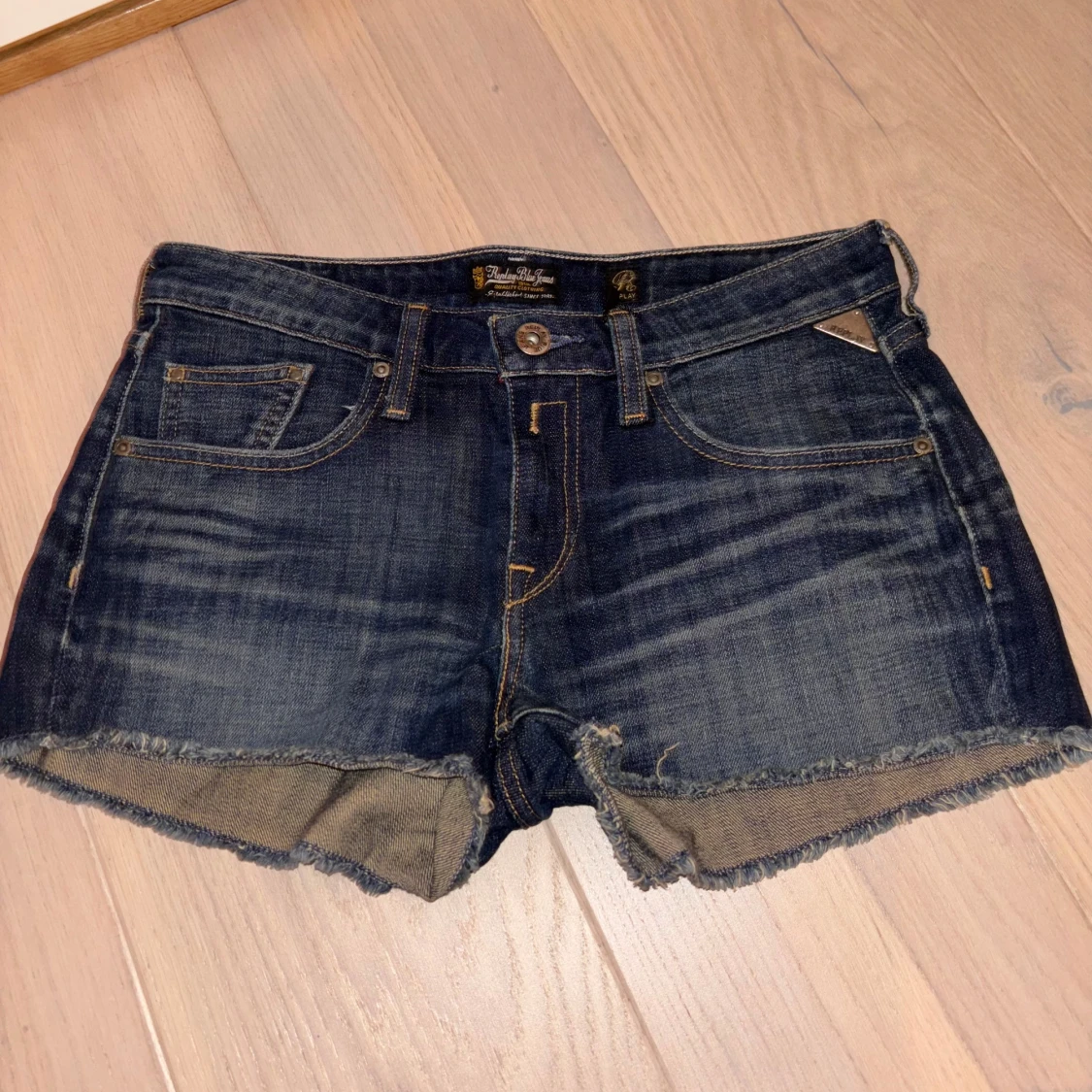 Mörkblå jeansshorts från Replay