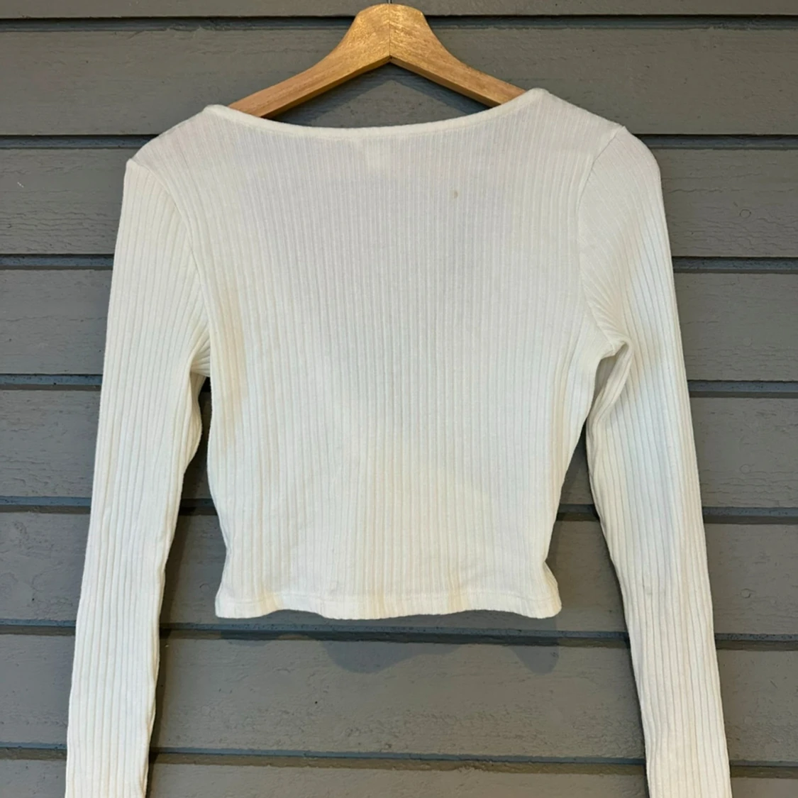 Vit ribbad omlottopp från Monki - 2