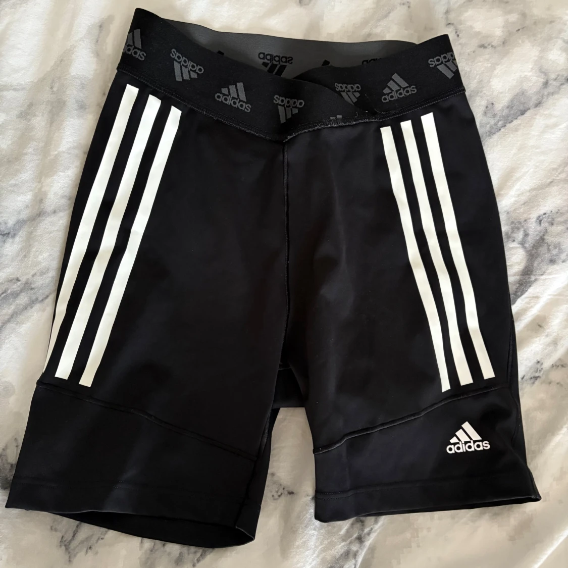Svarta Adidas shorts