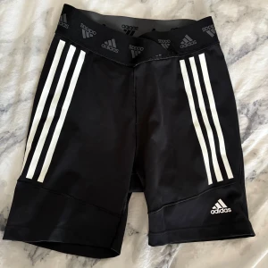 Svarta Adidas shorts  - Säljer dessa då de ej kommer till användning. De är i bra skick förutom två små sömmar som spruckit (se de två sista bilderna). 