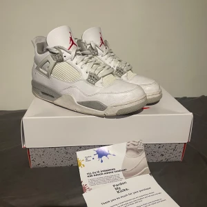 Air Jordan 4 Retro (Oreo) - Säljer ett par Air Jordan 4 Retro oreo. Perfekta skor till våren! Skriv om du har några frågor. Pris kan diskuteras