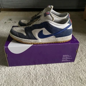 Nike SB Dunk Low ”Los Angeles Dodgers” - Säljer ett par Nike SB Dunk Low Los angeles Dodgers. Köpta på sneakershyllan och relativt välanvända. Priset ej hugget i sten😁