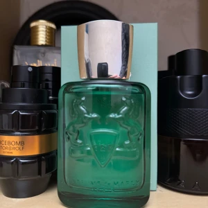 Parfums de Marly Greenley 5 ml samples - Parfums de Marly Greenley, en av de fräschaste och mest unika gröna äpplen parfymer som finns och perfekt för vardaglig användning eller inför sommaren. Greenley har  väldigt bra långvarighet och har en bra siliage.