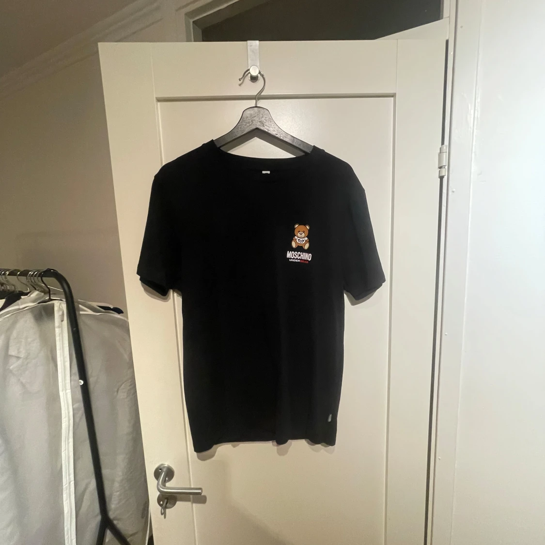 Svart t-shirt från Moschino med nallemotiv